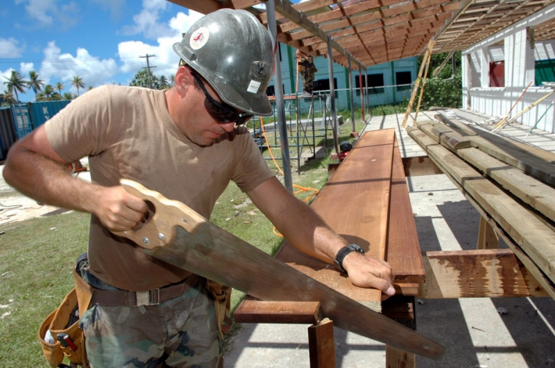 menuisier-SIX FOURS LES PLAGES-min_worker_construction_building_carpenter_male_job_build_helmet-893290